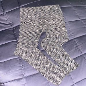 Patterned black and white striped tights/leggings